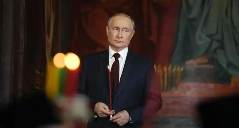 vladimir putin alla veglia di pasqua a mosca  