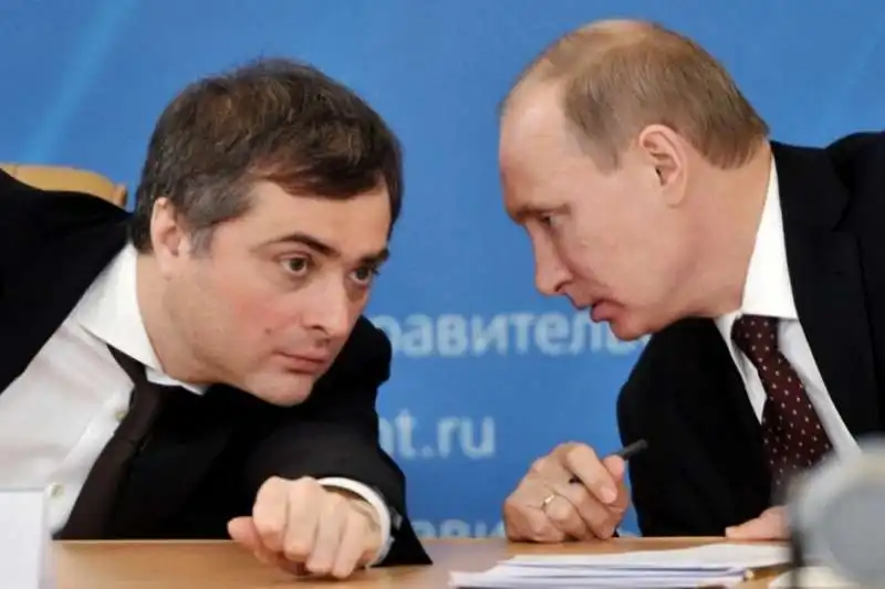 VLADISLAV SURKOV E PUTIN 