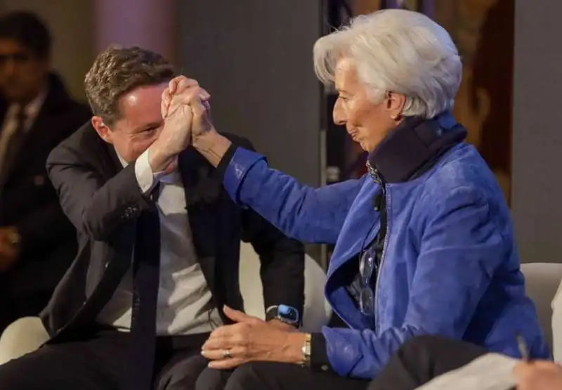 andrea ceccherini e christine lagarde si stringono la mano