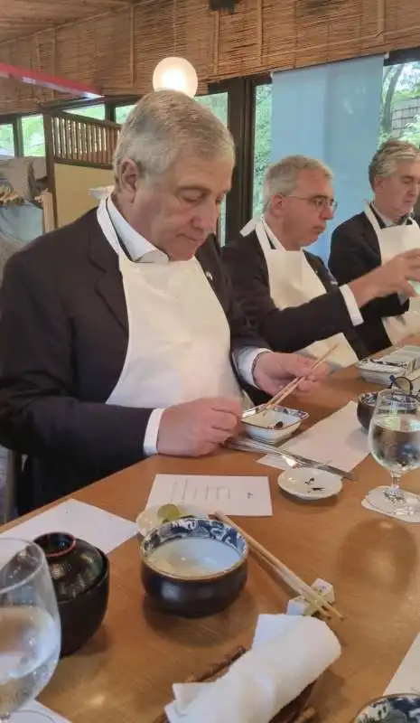 ANTONIO TAJANI CON LA PARANNANZA A TOKYO