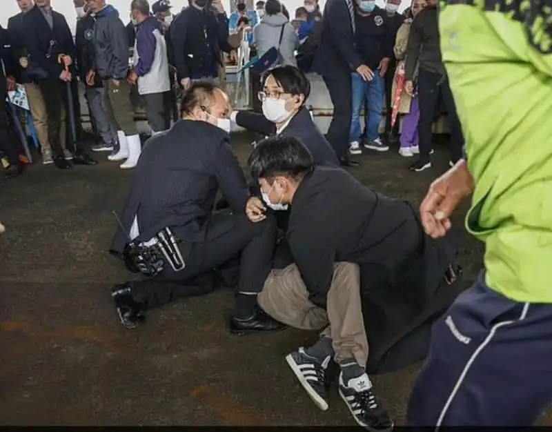 arrestato l uomo che ha tentato di uccidere fumio kishida a wakayama. 2