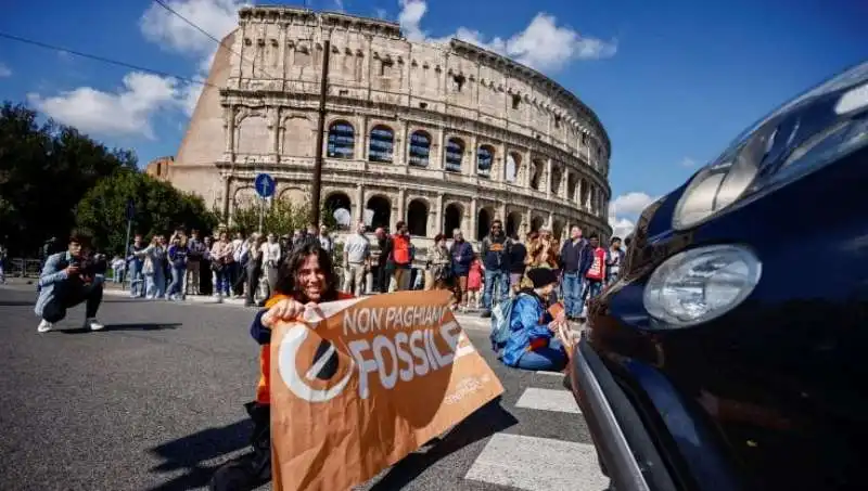 attivisti di ultima generazione bloccano il traffico al colosseo 7