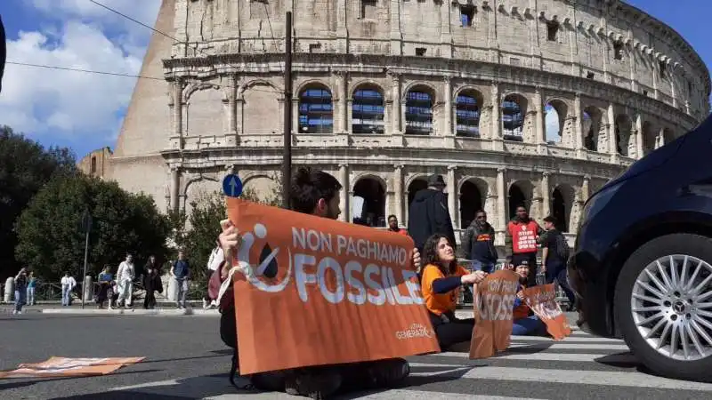 attivisti di ultima generazione bloccano il traffico al colosseo 8