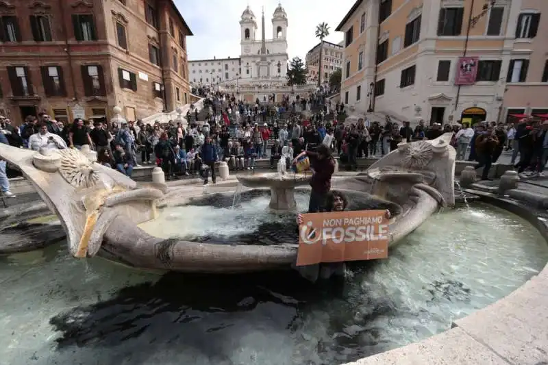 ATTIVISTI DI ULTIMA GENERAZIONE VERSANO VERNICE NERA NELLA FONTANA DELLA BARCACCIA A ROMA 