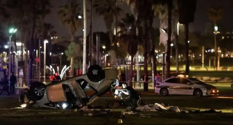 auto sulla folla a tel aviv 1