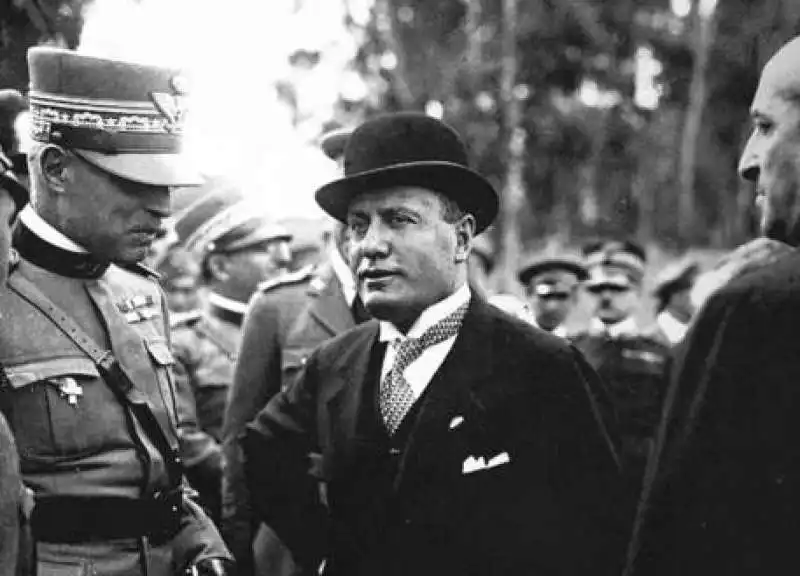 benito mussolini con il borsalino