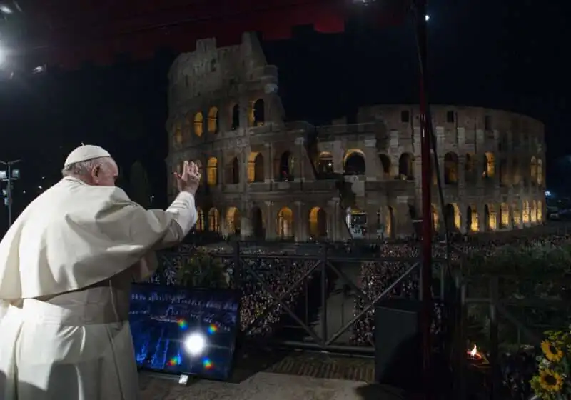 bergoglio via crucis colosseo 