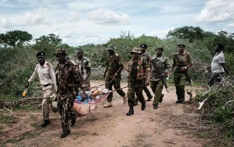 cadaveri in fosse comuni in kenya 8