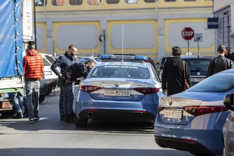 CICLISTA ACCOLTELLA DUE PERSONE A MILANO