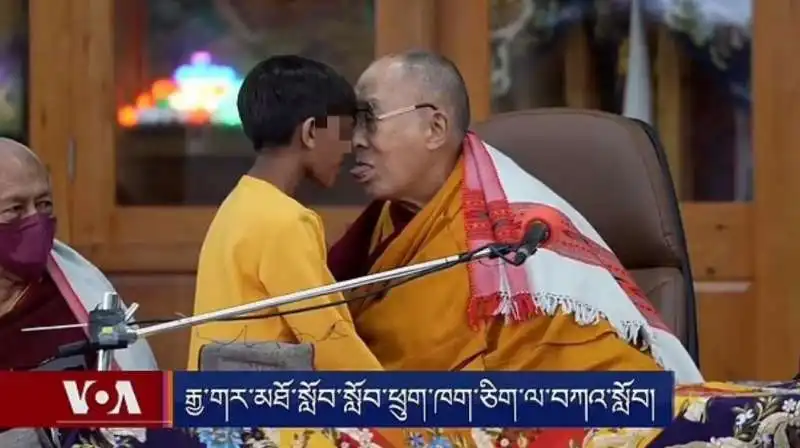 dalai lama chiede a un bambino di succhiargli la lingua  