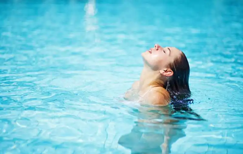 donna in piscina 