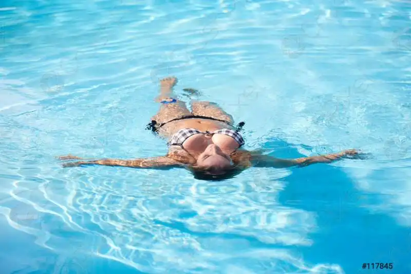 donna in piscina 