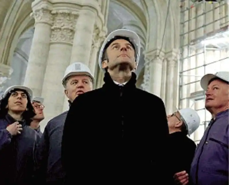 EMMANUEL MACRON - CANTIERE NOTRE DAME PARIGI 