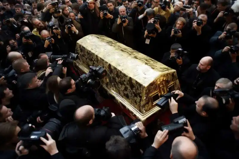 foto dei funerali di berlusconi create da claudio riccio con l intelligenza artificiale   13