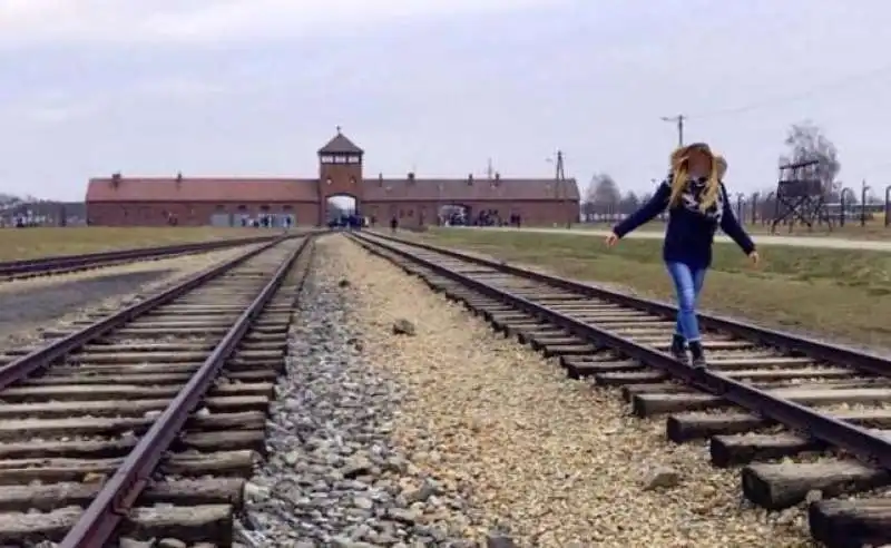 foto di turista sui binari di Birkenau