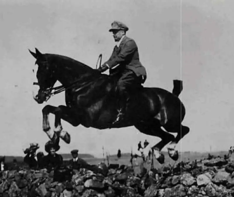 GABRIELE D'ANNUNZIO  A CAVALLO