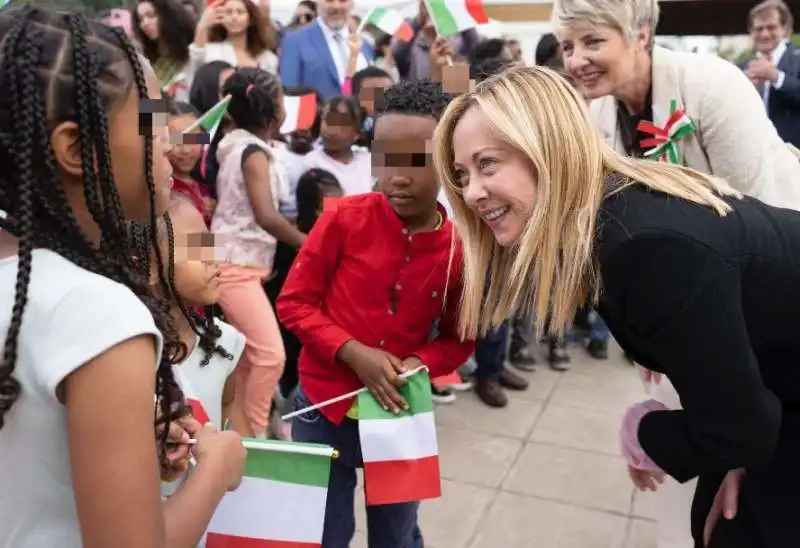 giorgia meloni con i bambini della scuola galilei di addis abeba   2