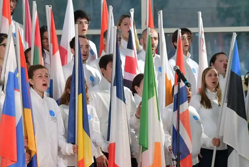 i ragazzi cantano va pensiero  foto di bacco