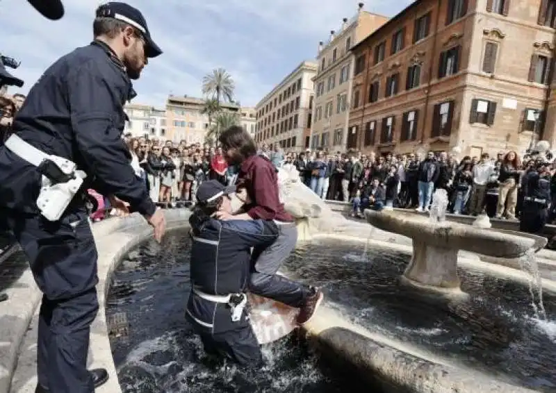 Il blitz degli attivisti di Ultima Generazione alla Barcaccia di Piazza di Spagna