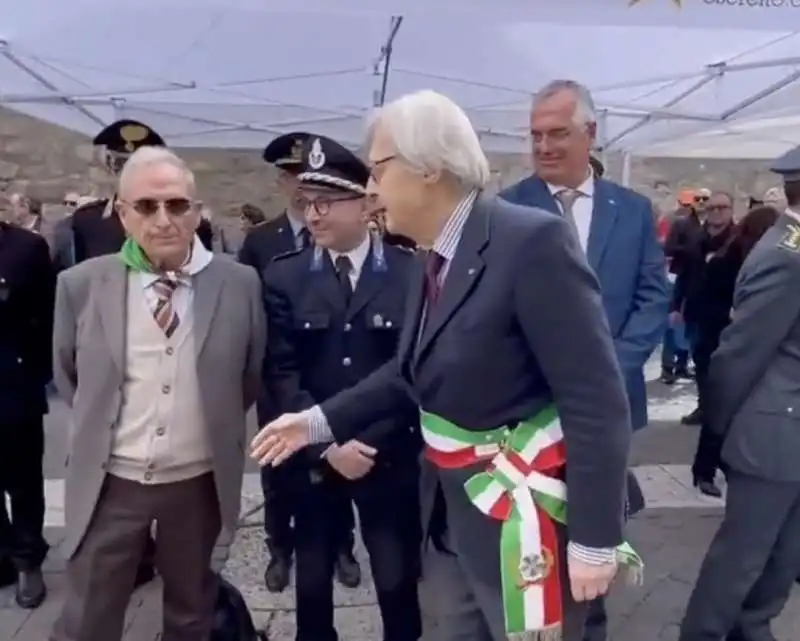 IL PRESIDENTE ANPI DI VITERBO NON STRINGE LA MANO A VITTORIO SGARBI