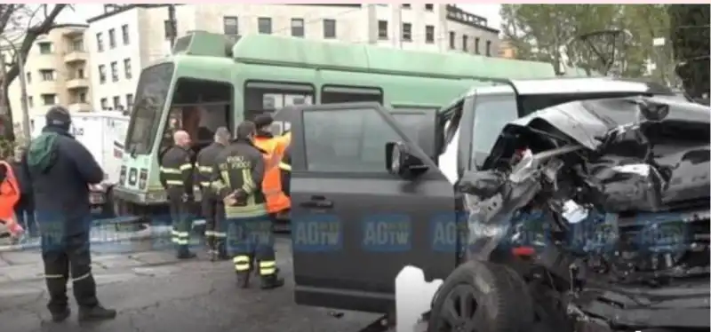 immobile incidente con un tram