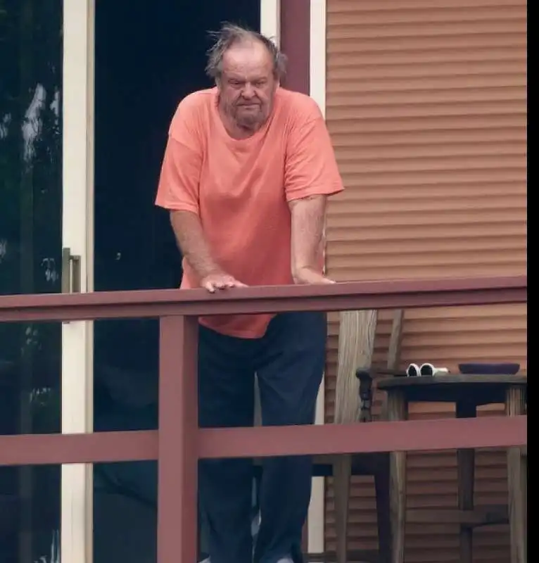 jack nicholson sul balcone della sua villa di los angeles   3