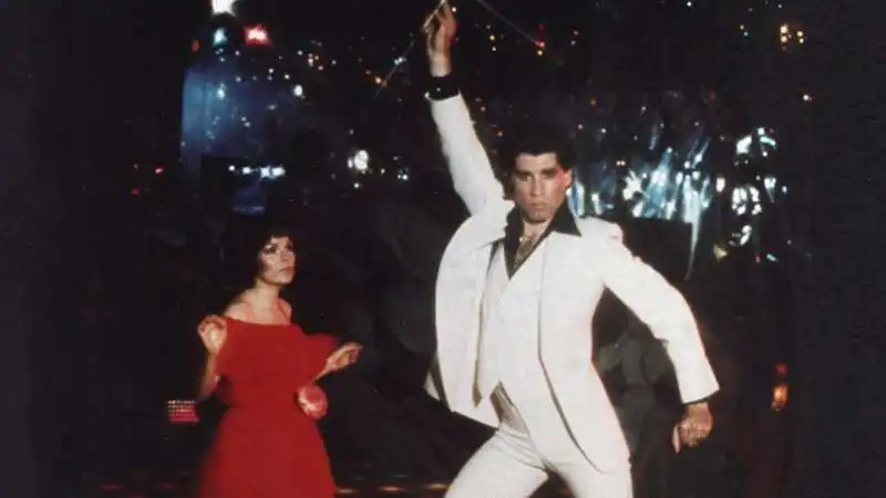 JOHN TRAVOLTA CON IL COMPLETO BIANCO IN LA FEBBRE DEL SABATO SERA