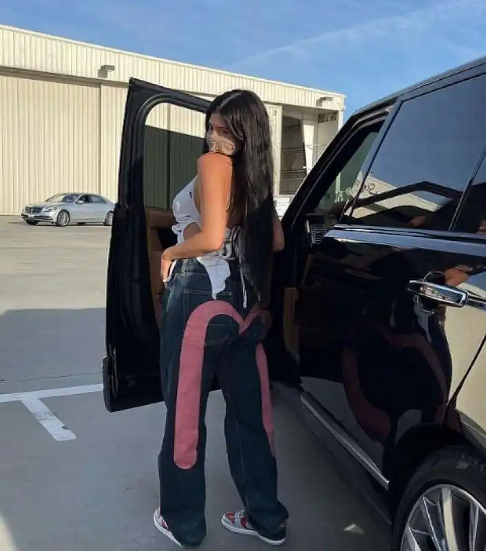 kylie jenner con la sua range rover 