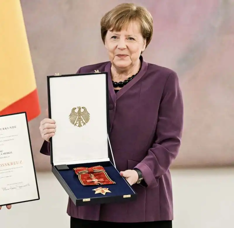 la gran croce dell ordine al merito per angela merkel   