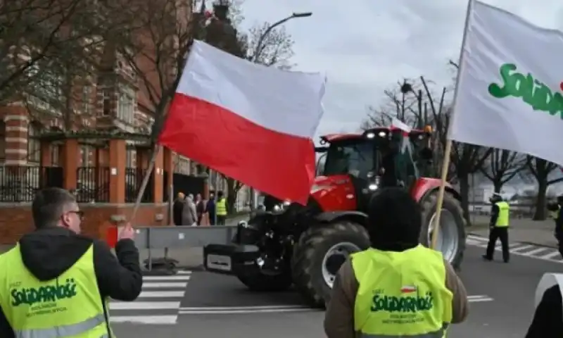 la protesta degli agricoltori polacchi contro zelensky