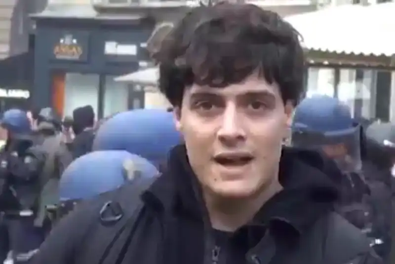 LUIS SAL MANGIA UN CORNETTO IN MEZZO A UNA PROTESTA A PARIGI