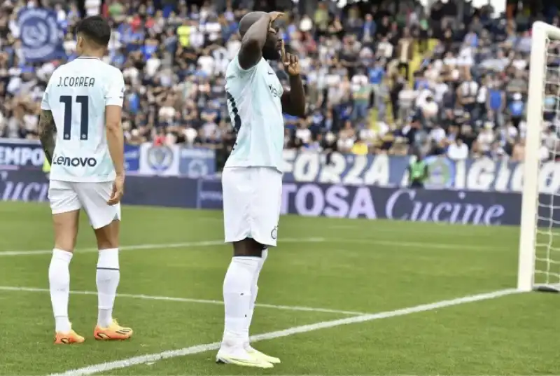 lukaku esulta dopo il gol in empoli inter