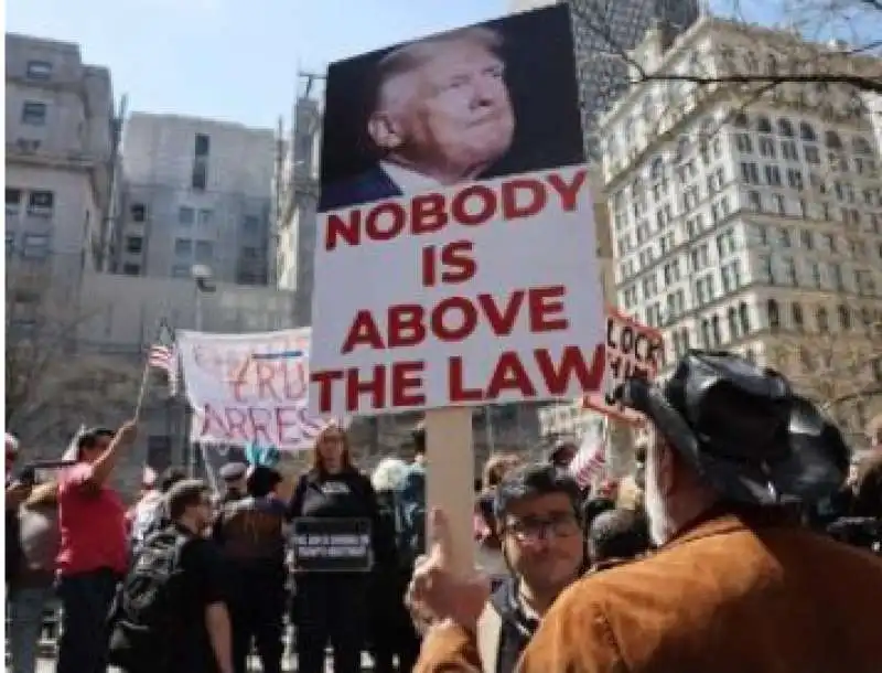 manifestanti pro trump davanti al tribunale di manhattan 