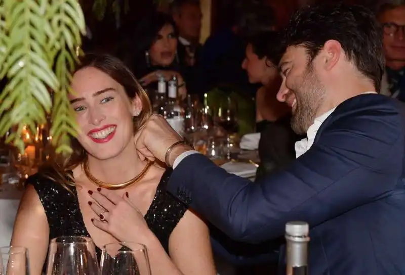 maria elena boschi riceve una collana d oro acquistata dal fidanzato giulio berruti all asta di beneficienza  foto di bacco (3)