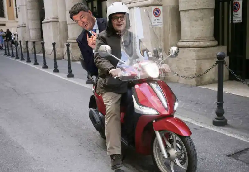 MATTEO RENZI CARLO CALENDA IN VESPA - MEME