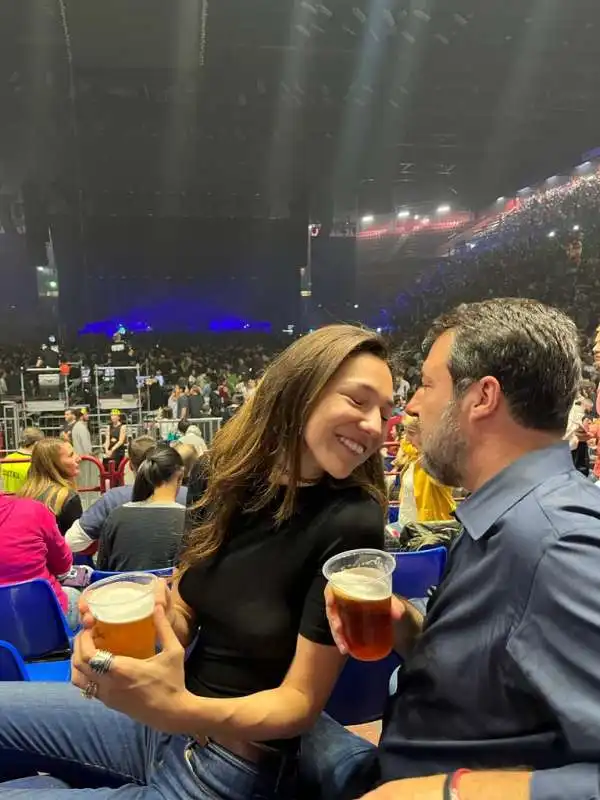 matteo salvini e francesca verdini al concerto di max pezzali a milano 2