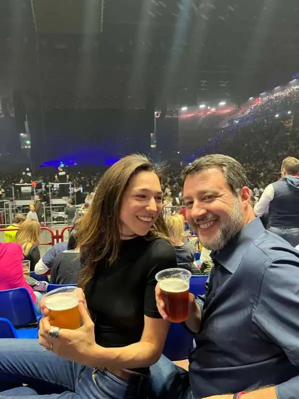 matteo salvini e francesca verdini al concerto di max pezzali a milano 4