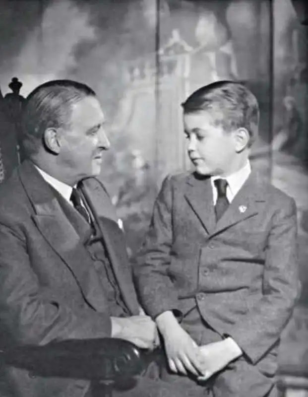 merlin holland con suo padre vyvyan, secondogenito di oscar wilde  