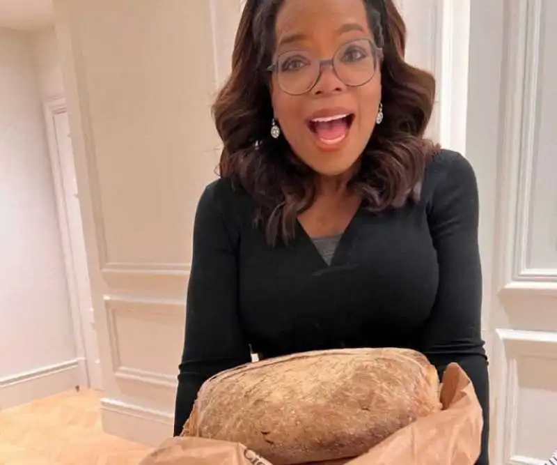 oprah winfrey a fiuggi con una pagnotta di pane ciociaro