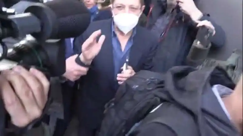 paolo berlusconi esce dall'ospedale san raffaele