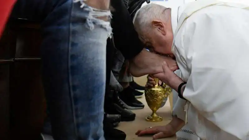 papa francesco e la lavanda dei piedi nel carcere minorile 