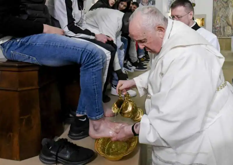 papa francesco e la lavanda dei piedi nel carcere minorile 2