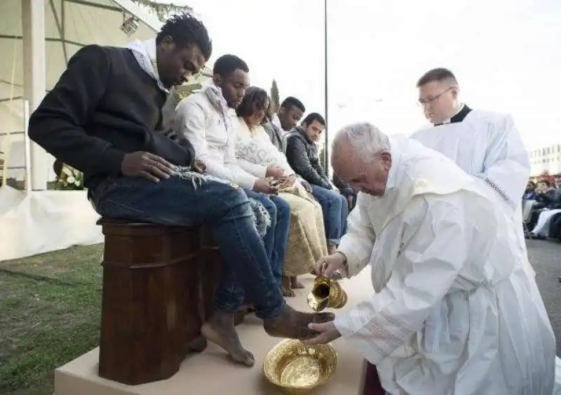 papa francesco e la lavanda dei piedi nel carcere minorile 4