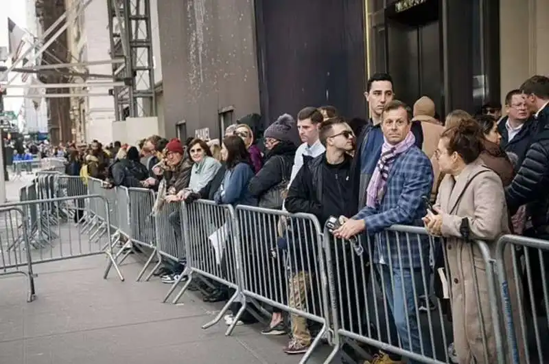 persone in strada a new york 