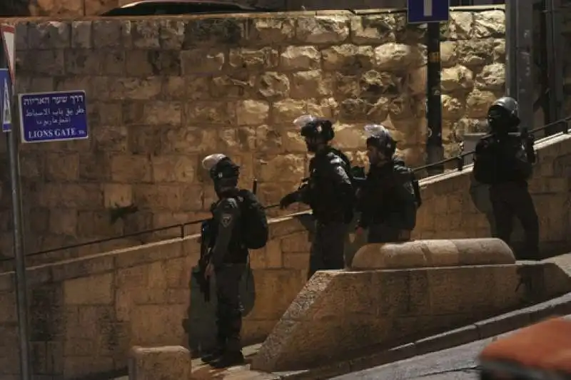 polizia israeliana nella moschea di al aqsa 