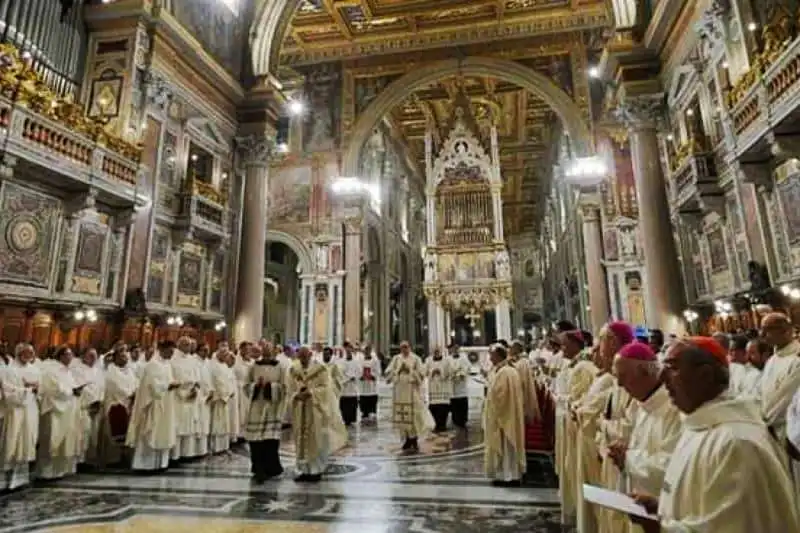 prete anglicano dice messa al laterano e siede sullo scranno del papa 