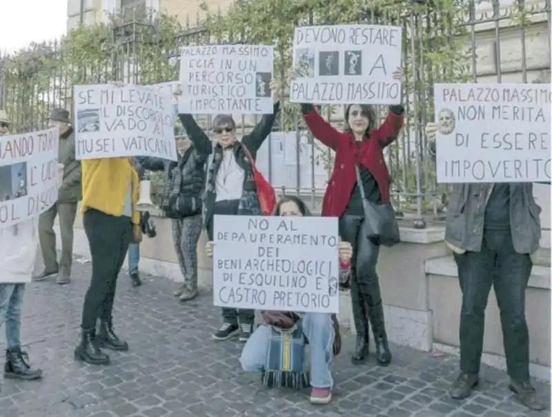 PROTESTA A PALAZZO MASSIMO CONTRO IL TRASFERIMENTO DELLE STATUE