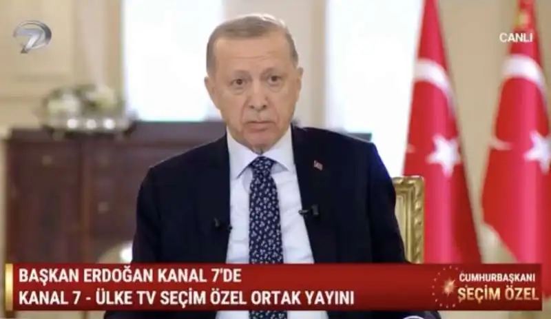 RECEP TAYIIP ERDOGAN HA UN MALORE IN DIRETTA 