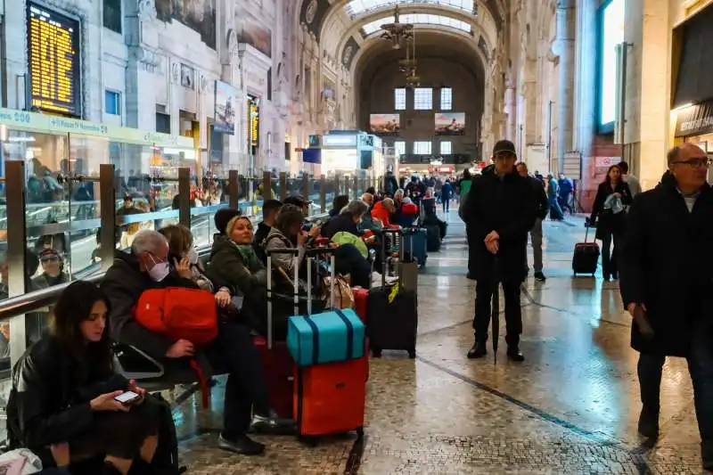 ritardi alla stazione centrale di milano dopo il deragliamento a firenze   13