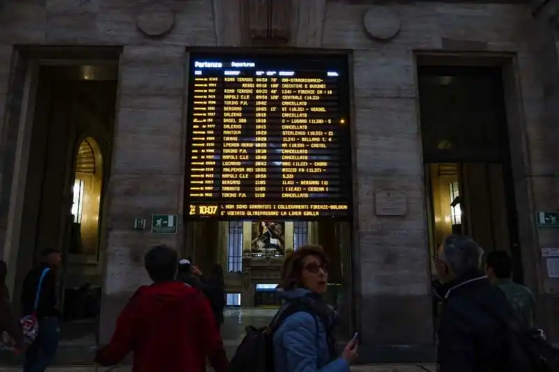 ritardi alla stazione centrale di milano dopo il deragliamento a firenze   3